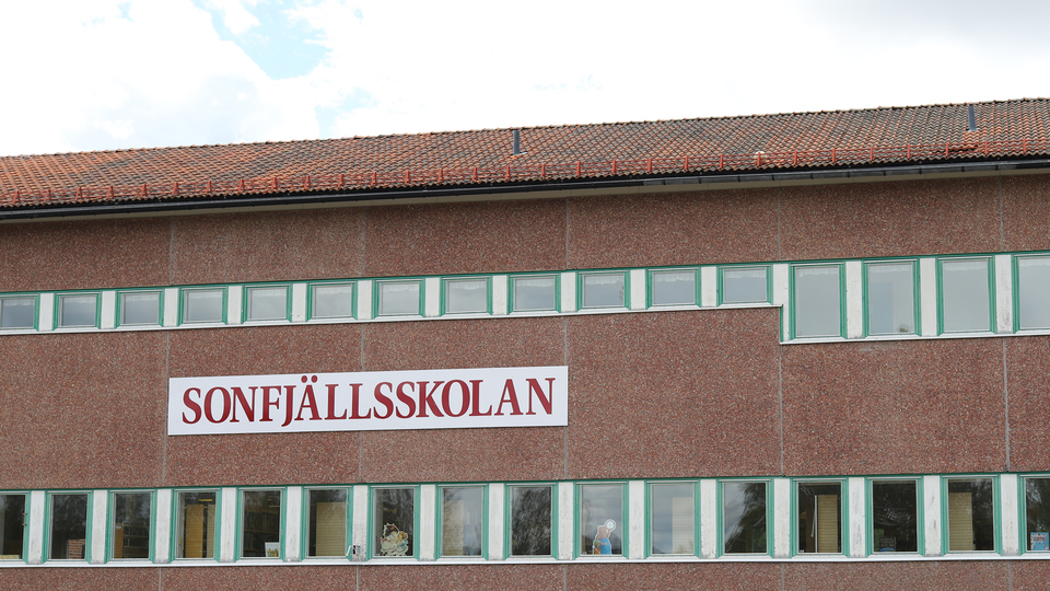 Exteriör av Sonfjällsskolan i Hede. Tegelbyggnad med många fönster och tegeltak.