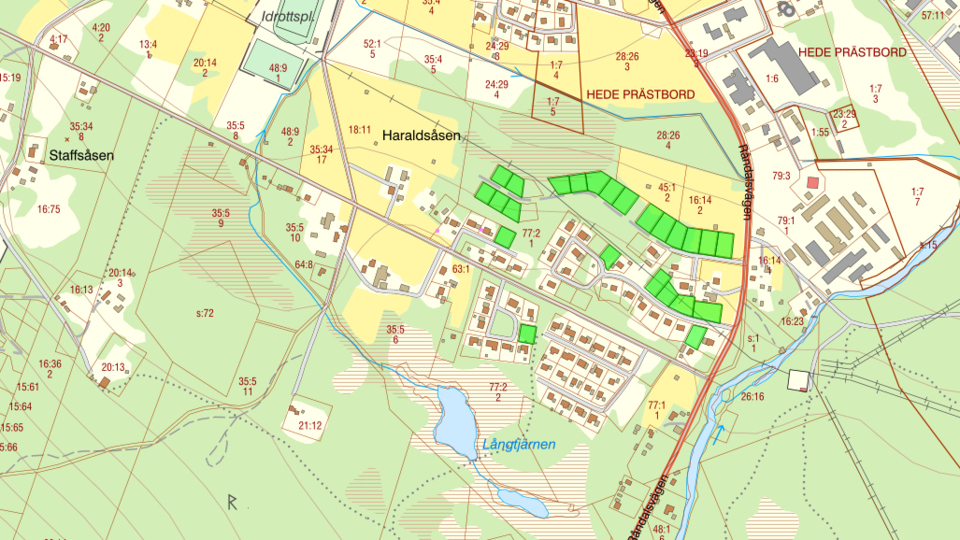 Karta över Hede som visar några av de lediga tomterna i Hede. Lediga tomter markerade med grönt.