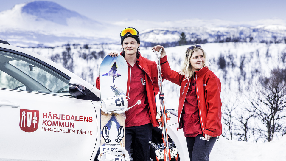 Niklas Hamberg och Matilda Sandvold i snölandskap jobbar på Fjällsol
