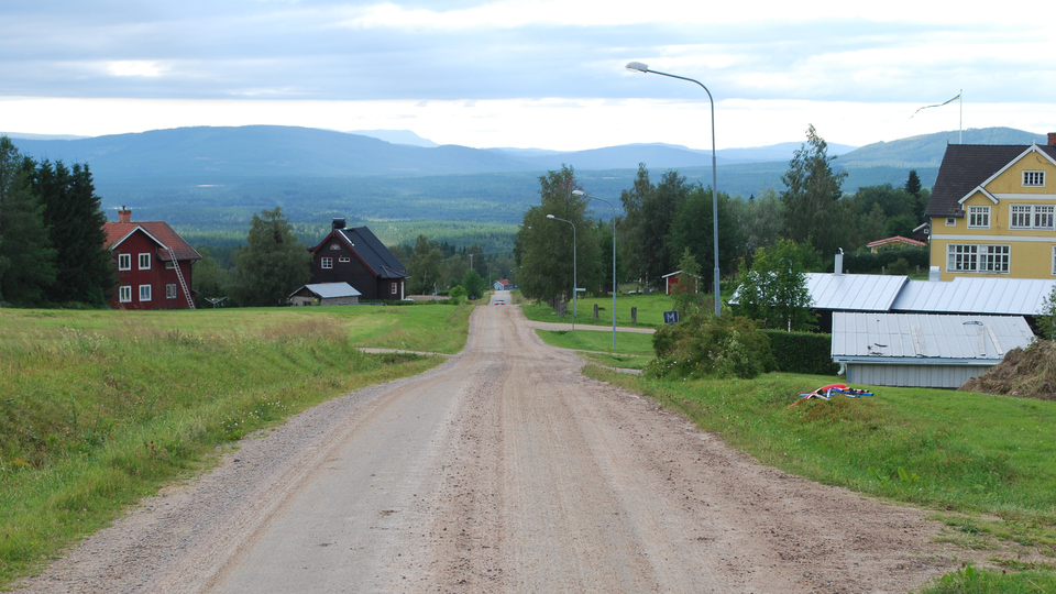 Grusväg genom byn Ytterberg.