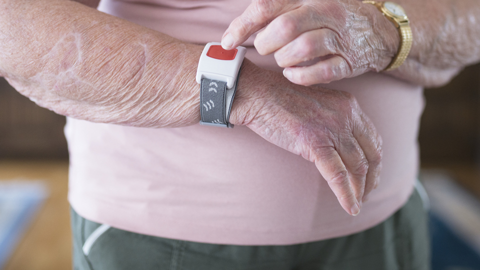 äldre person aktiverar trygghetsalarm