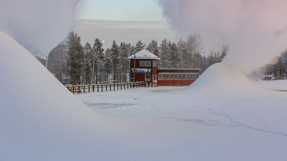 Snökanoner tillverkar snö på skidstadion i Sveg.
