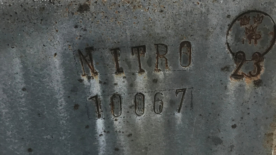 Detalj av sprängkista med texten "Nitro 10067"