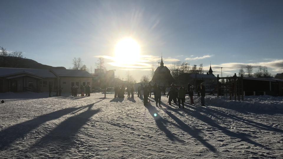 Landshövding Marita Ljung gympar med barnen på skolan i Vemdalen i motljus en vinterdag.