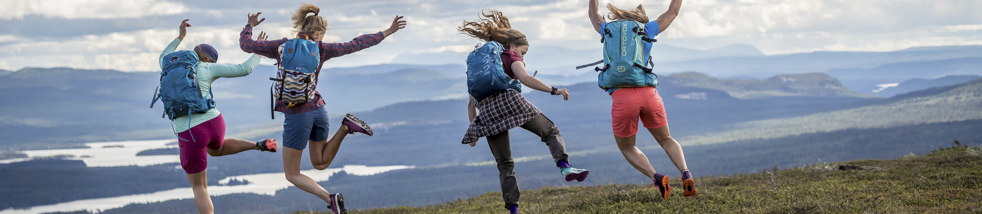 Fyra flickor hoppar i fjällvärlden
