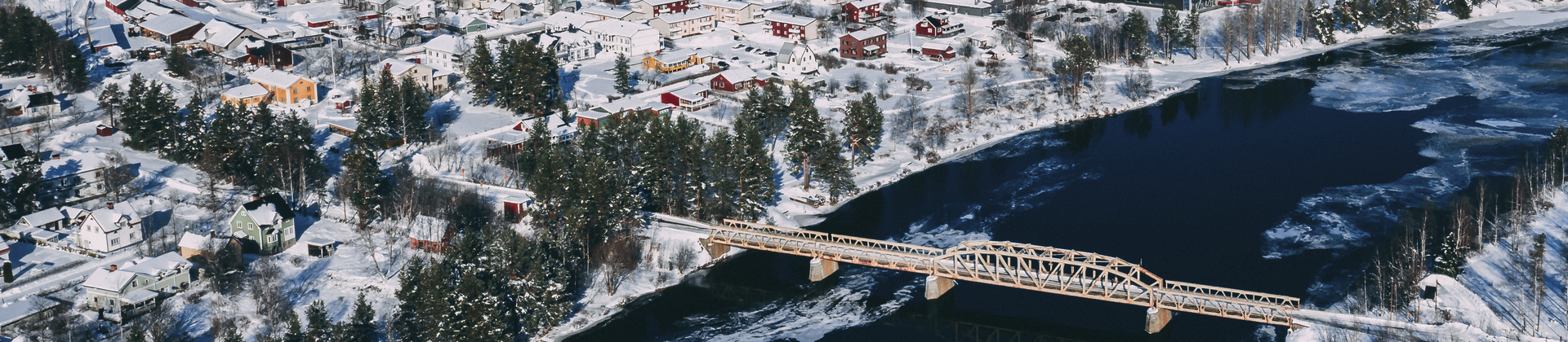 Drönarbild som visar Sveg från ovan med Ljusnan och järnvägsbro