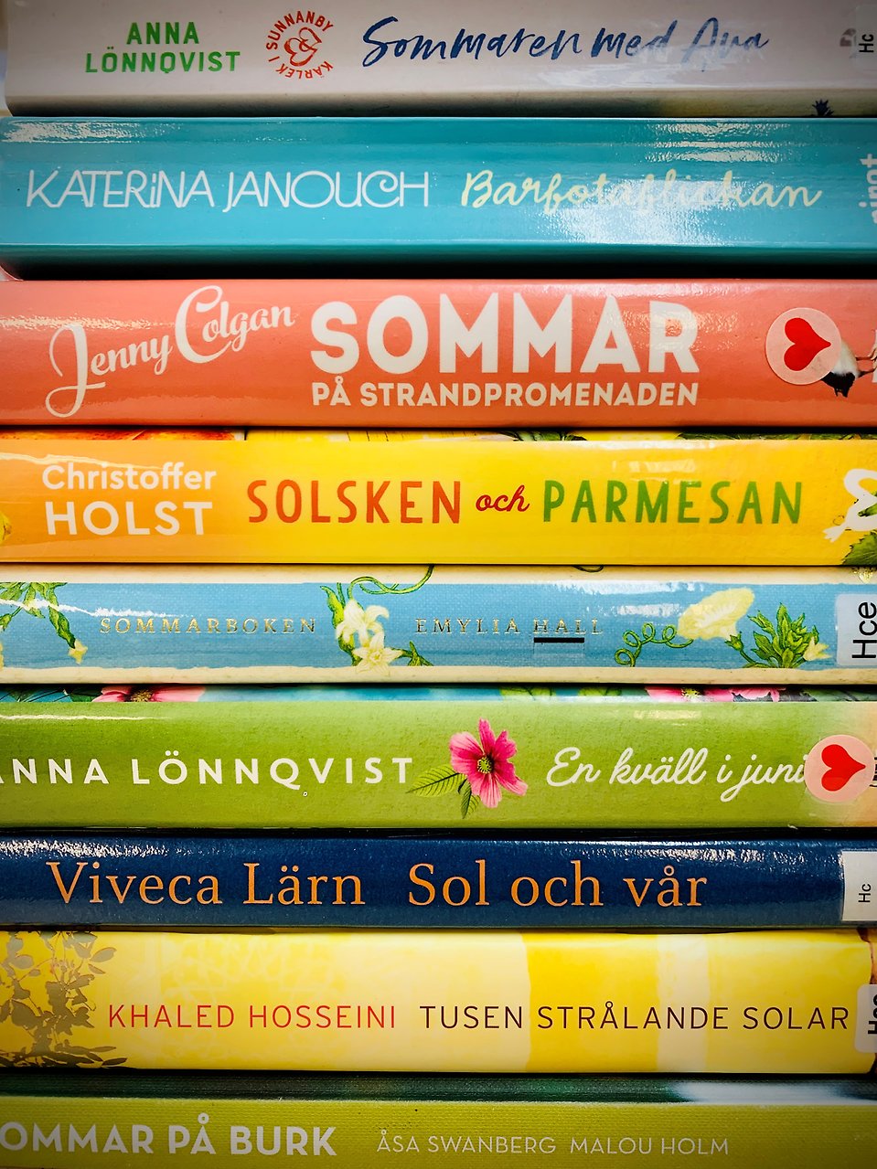 Bokhög där enbart ryggarna syns. Titlar som handlar om sommaren. Exempel på titlar: "Solsken och parmesan", "En kväll i juni", "Sol och vår", "Sommar på strandpromenaden". 